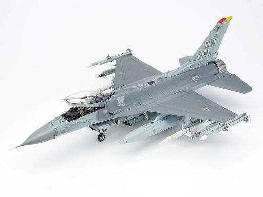 Tamiya 61098 1/48 F-16CJ Fighting Falcon.